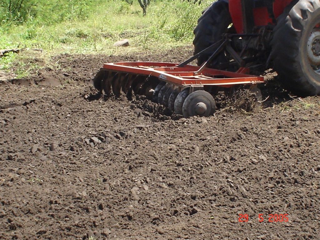 Revolvimento de solo através de disco de arado com tração mecanizada para ajudar na fertilidade do solo.
